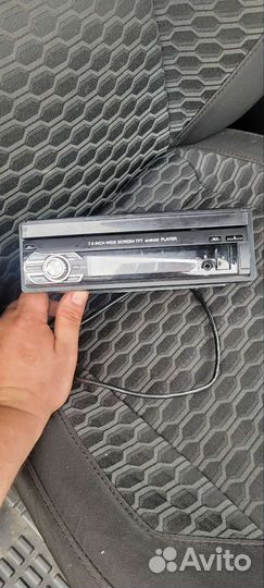 Автомагнитола с выдвижным экраном