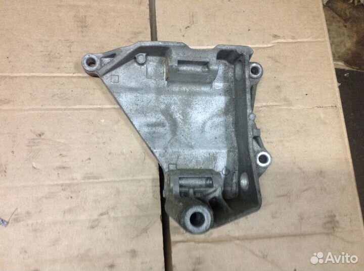 Кронштейн генератора VW T5 Т5 2.5 tdi