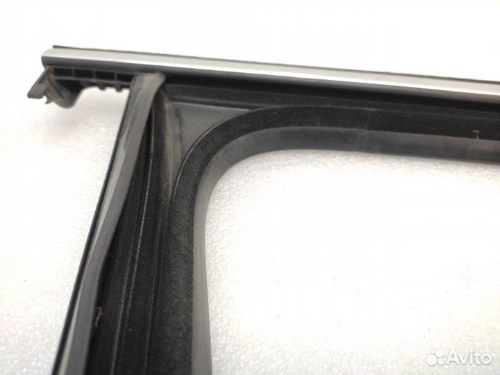 Уплотнитель стекла двери передний правый