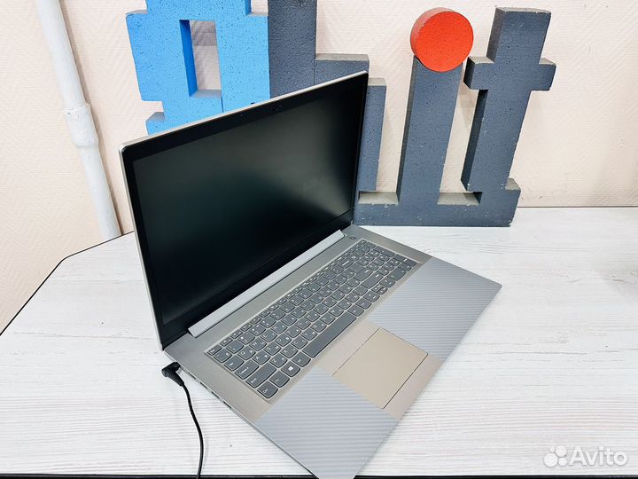 Свежий большой ноутбук 17