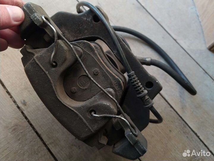 Суппорт мерседес 210 передний