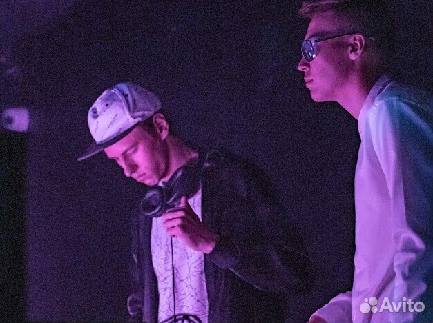 Диджей с оборудованием