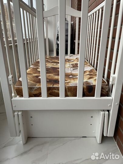 Детская кроватка с универсальным маятником