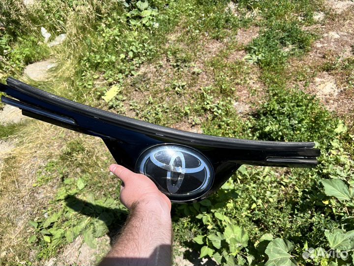 Решетка радиатора toyota Rav4 IV