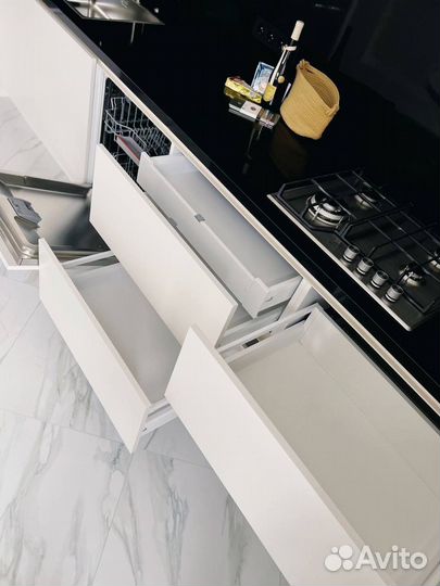 Кухня угловая под потолок