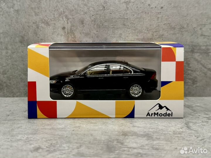 Модель автомобиля Volvo S80 2009 черная 1:43