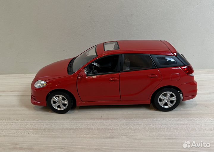 Модель Toyota Matrix 2003 1/18