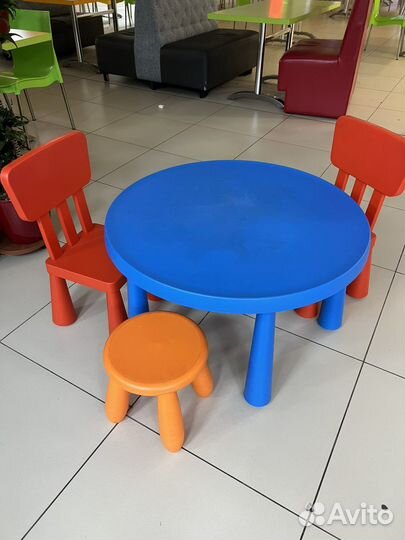 Детский стол и стулья