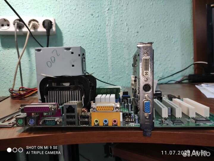 Celeron 2.4, 1Gb DDR, ATi9600 256mb, 15Gb HDD. XP