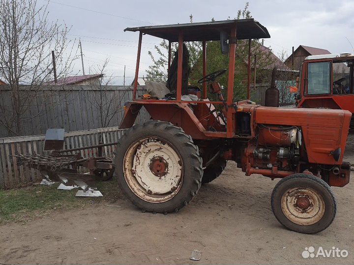 Вспашка земли плугом Т25