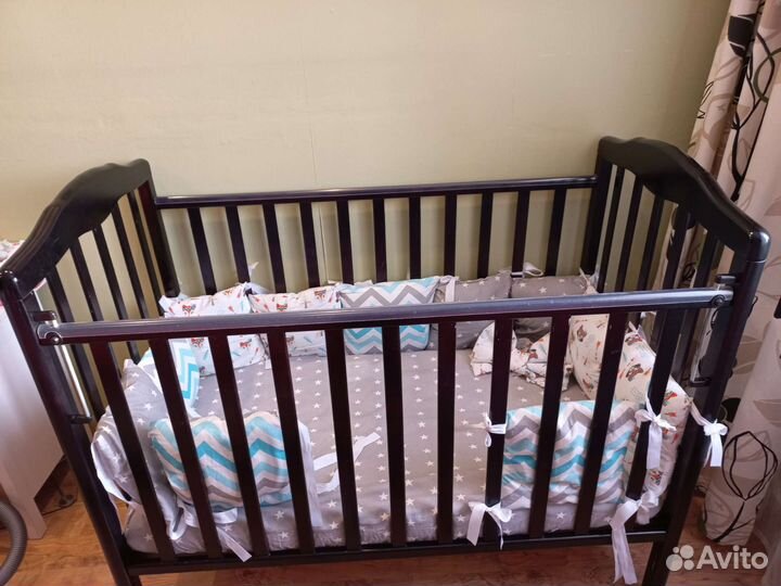 Детская кроватка с маятником