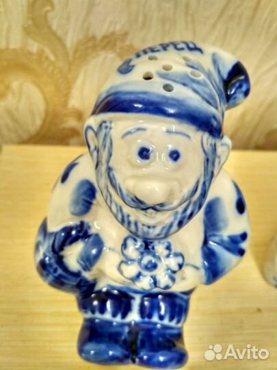 Фарфоровые солонка и перешница