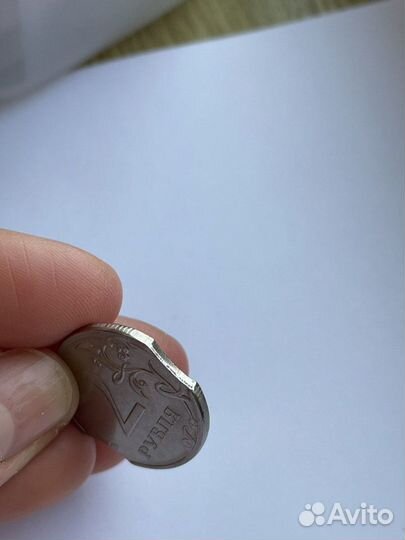 Монета редкая с браком 2 рубля с 2 выкусами (луна)