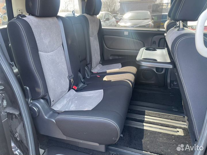 Водитель на своем минивене