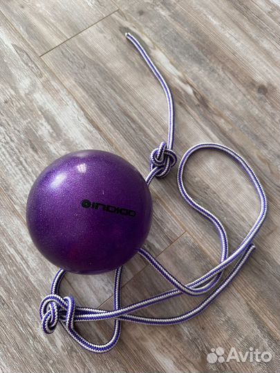 Мяч и скакалка для гимнастики