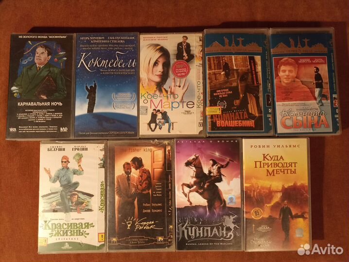 Видеокассеты VHS с фильмами в пластиковых боксах