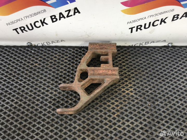 1075600 Кронштейн переднего амортизатора нижний