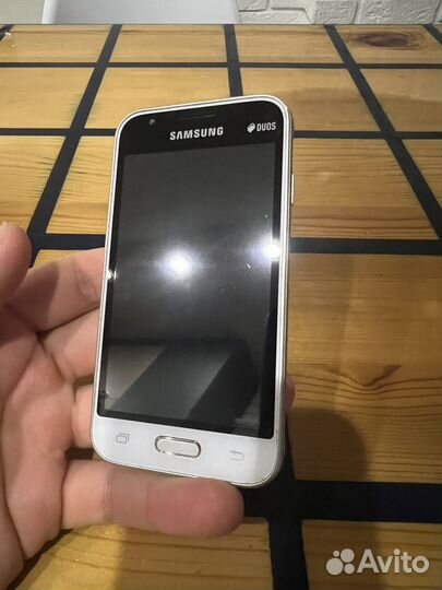 Телефон Samsung j1mini