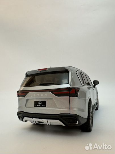 Металлическая машинка Lexus LX 600 в коробке