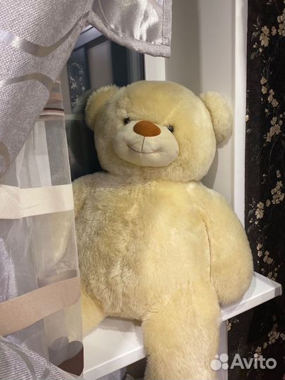 Большой плюшевый медведь