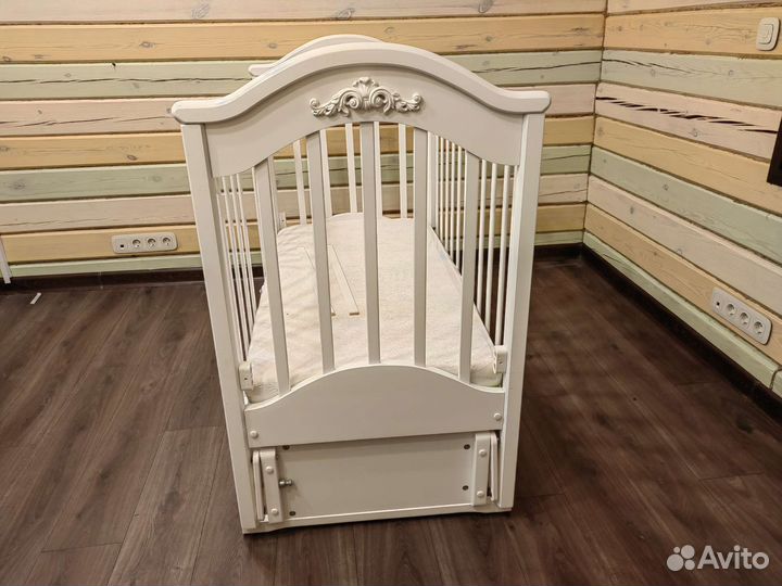 Детская кроватка с продольным маятником