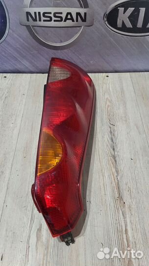 Фонарь задний Nissan note E11 Лев