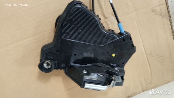 Замок двери передней правой Toyota Hiace 5 H200