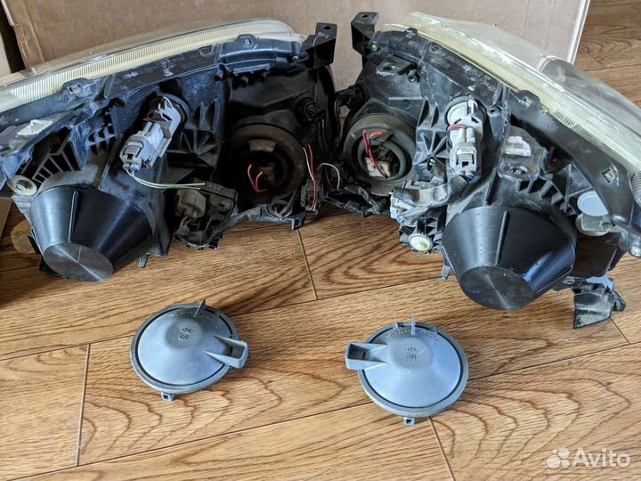 Пара: Крышки фары Avensis 2 (+20мм, рестайл)