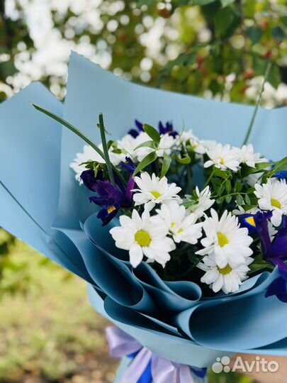 Букет из хризантем и ирисов