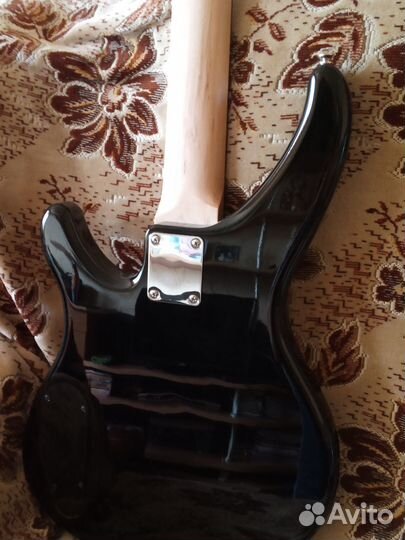 Безладовая бас-гитара Yamaha trbx 174