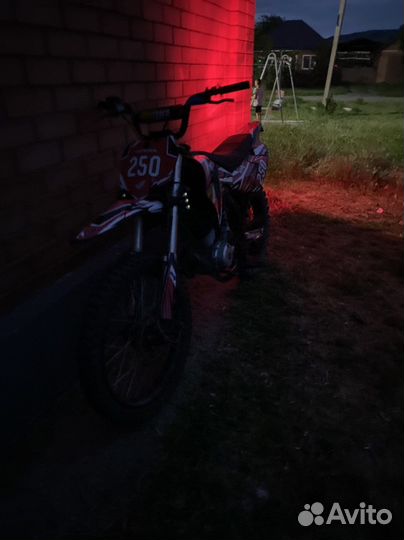 Кроссовый мотоцикл 250кубов