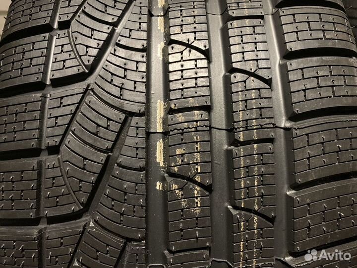 Pirelli Winter Sottozero II 245/40 R20 и 275/35 R20 102Y