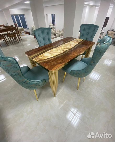 Стол со стульями