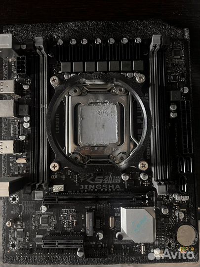 Материнская плата с процессором и памятью