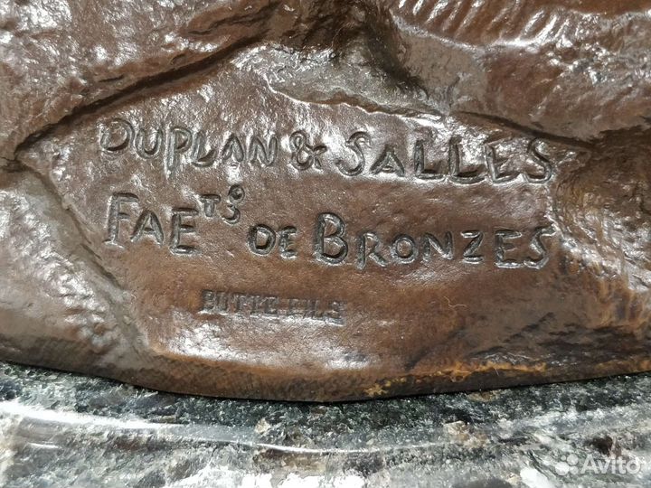 Антикварная бронзовая скульптура Женщина с Амуром