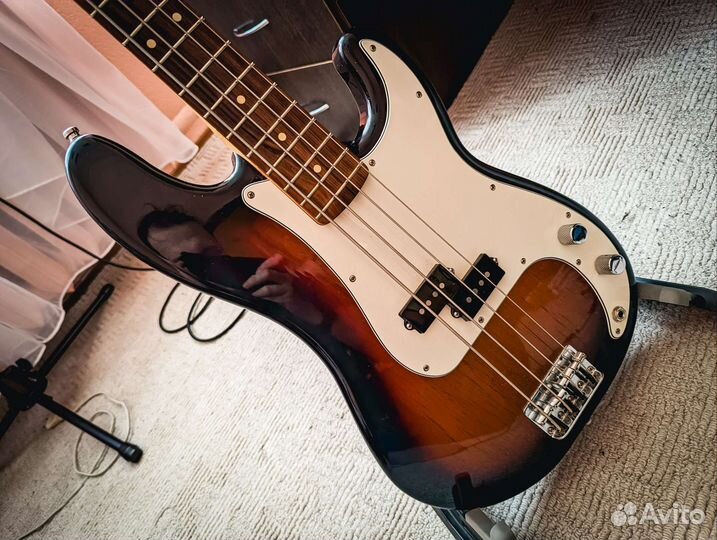 Бас-гитара Fender Precision Bass