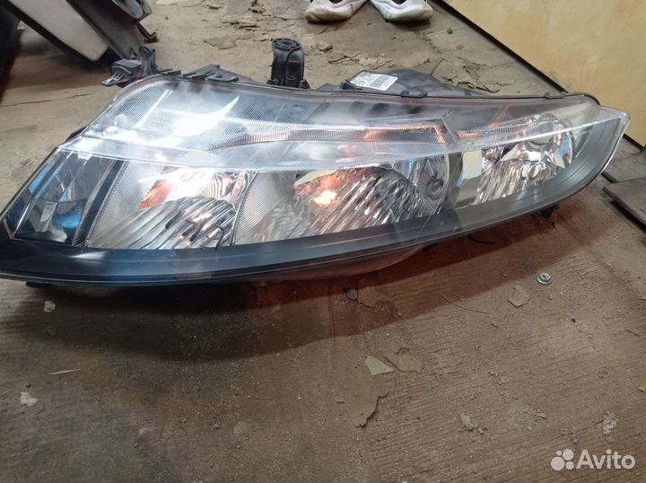 Передняя левая фара на хонду цивик 5д голоден