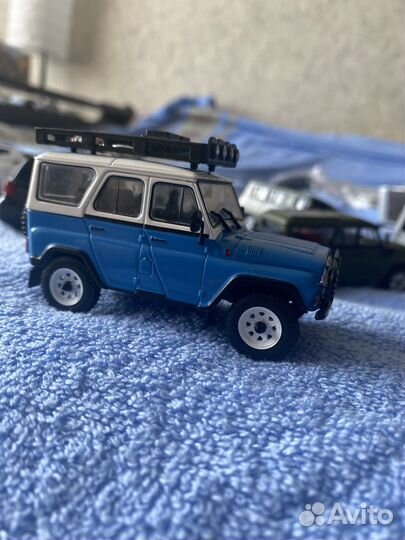 Модель автомобиля 1:43 экспедиция внедорожники