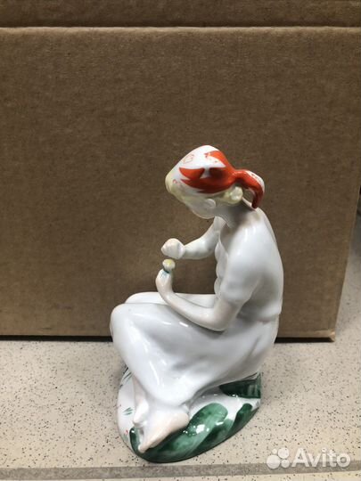 Статуэтка фарфоровая лфз Гадание на ромашке