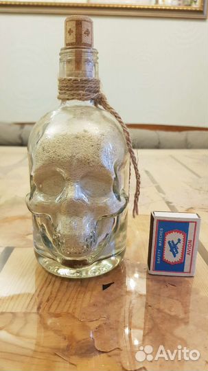 Интерьерная бутылка-вазочка череп