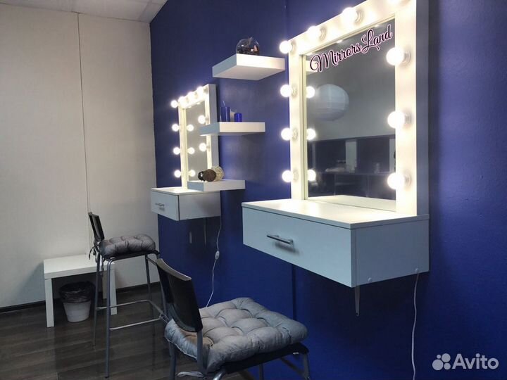 Гримерное зеркало с подвесной консолью