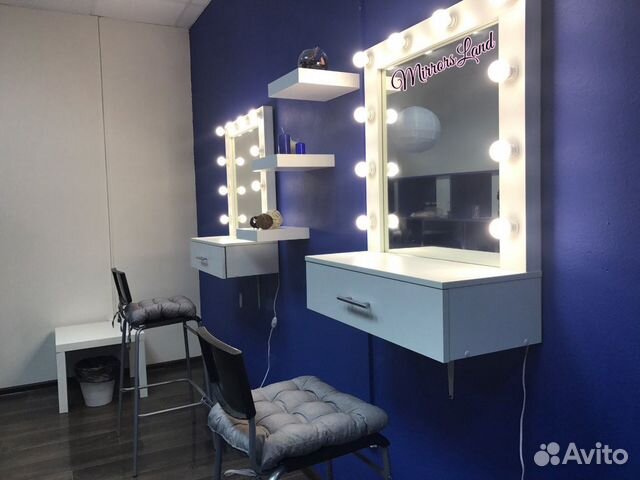 Гримерное зеркало с подвесной консолью