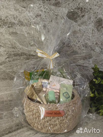 Подарочный набор для женщин бьюти бокс в корзинке