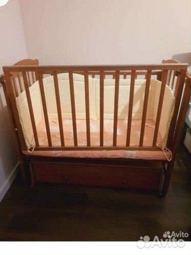 Детская кроватка с маятником и ящиком