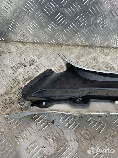 Накладка на стойку лобового стекла 1K5 868 490