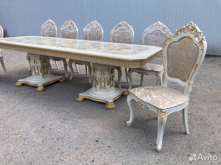 Стол и стулья