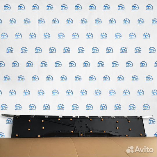 Решетка капота верх volvo FMX 5