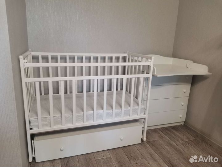 Детская кровать и пеленальный комод