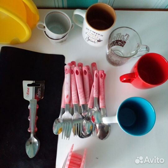 Салатник 3.2 л и 2.1л,кружки,салфетница,столовые