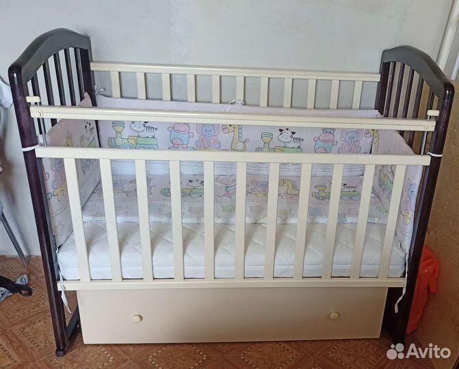 Детская кроватка с маятником и ящиком